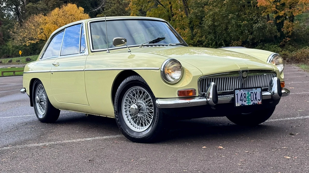AutoHunter Spotlight: 1969 MG MGB GT Coupe