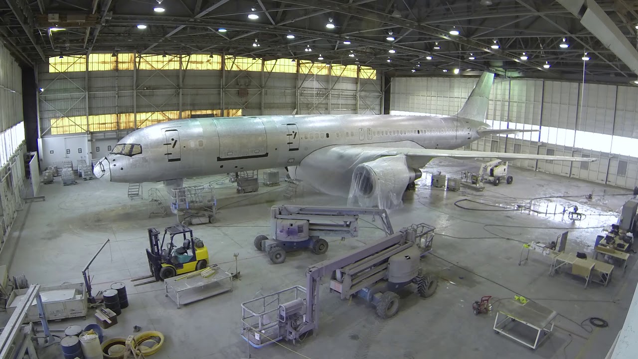 Watch A United Airlines Plane Transforms Into A FedEx Plane In This Repainting Timelapse Video