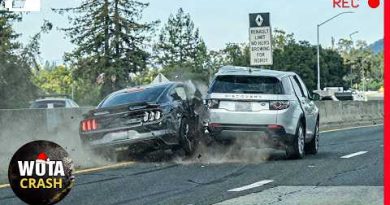 111 Idiots in Cars Fail to Notice Anything and Create Problems on Dash Cam